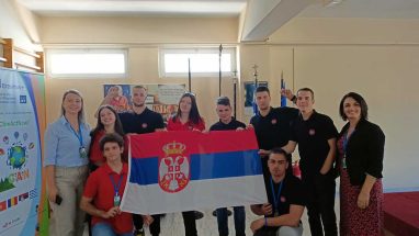 Grupa učenika ITHS sa zastavom