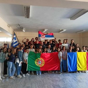 Svi posetioci se slikaju zajedno sa zastavama