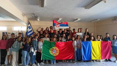 Svi posetioci se slikaju zajedno sa zastavama