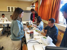 Učenici ITHS čiste voće i povrće