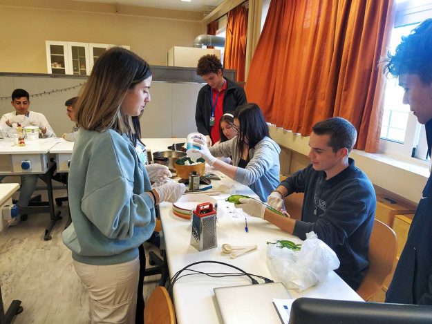 Učenici ITHS čiste voće i povrće