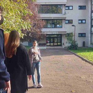 Studenti u dvorištu doma Bežanijska kosa