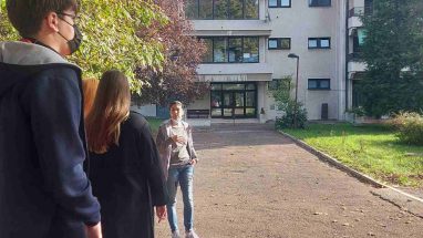 Studenti u dvorištu doma Bežanijska kosa