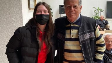 Učenica i čovek u domu