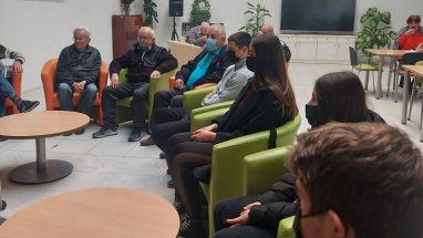 Grupa okupljena oko stola