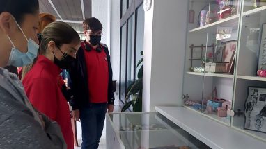 Učenici gledaju ručne radove