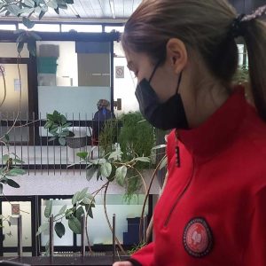 Studentkinja gleda cveće