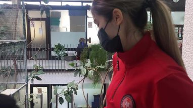 Studentkinja gleda cveće