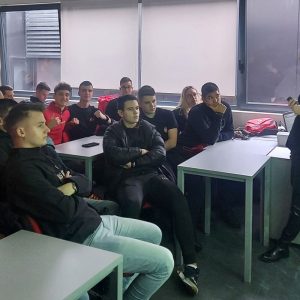 Nastavnica i učenici razgovaraju