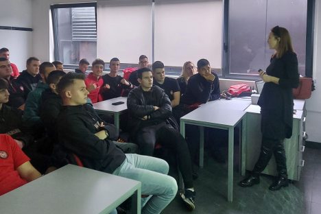 Nastavnica i učenici razgovaraju