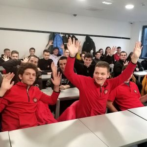 Učenici se fotografišu mašući