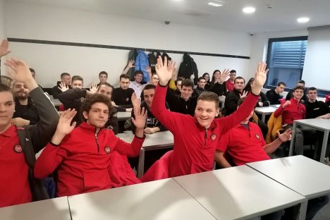 Učenici se fotografišu mašući