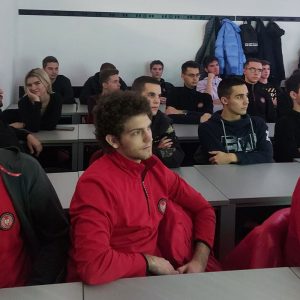 Učenici pomno prate predavanje