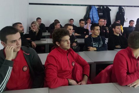 Učenici pomno prate predavanje