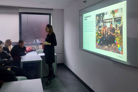 Nastavnica drži predavanje učenicima