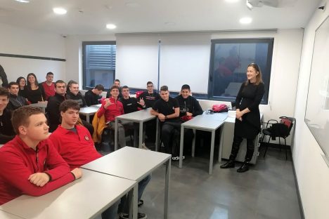 Učenici slušaju predavanje