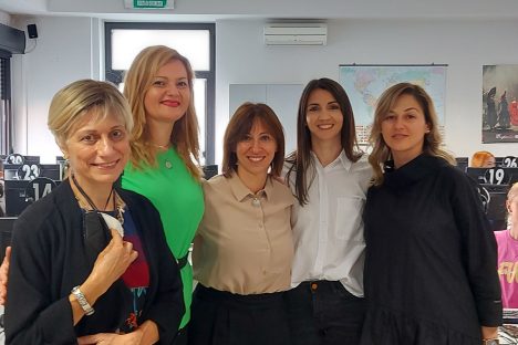 Nastavnice u učionici