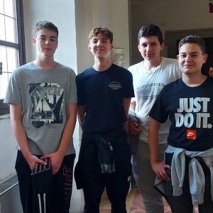 Đaci ITHS-a se fotografišu