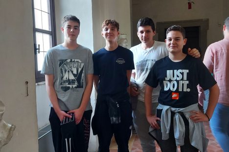 Đaci ITHS-a se fotografišu