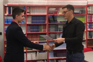 Profesor uručuje diplomu učeniku