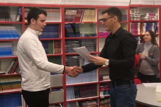 Učenik se rukuje sa profesorom prilikom dodele diploma