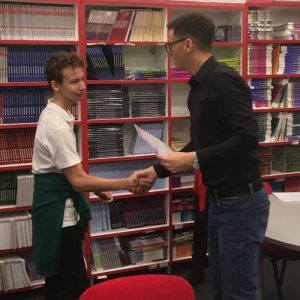 Nasmejan đak dolazi po svoju diplomu