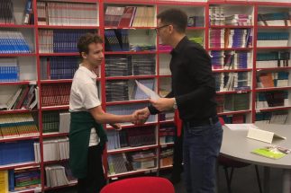 Nasmejan đak dolazi po svoju diplomu