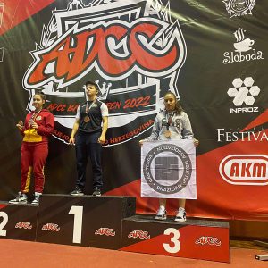 Grupna slika prve tri takmičarke na turniru