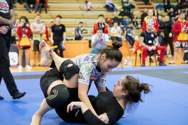 Dve takmičarke tokom meča