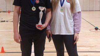 Momak i devojka drže pehar