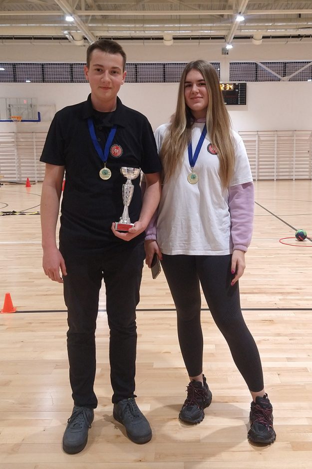 Momak i devojka drže pehar