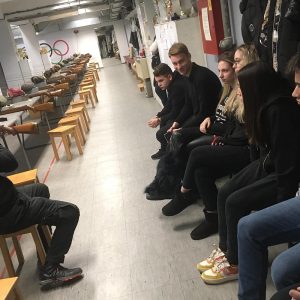 Učenici čekaju dodelu nagrada