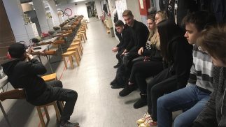 Učenici čekaju dodelu nagrada