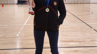 Učenica drži pehar