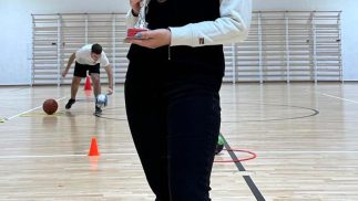 Maturantkinja sa osvojenom nagradom