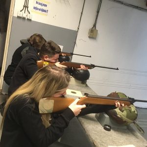 Tri učenika u poziciji za gađanje