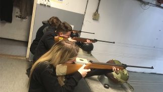 Tri učenika u poziciji za gađanje