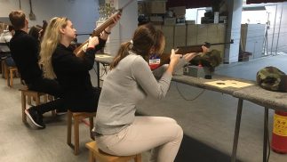 Učenici u toku gađanja mete