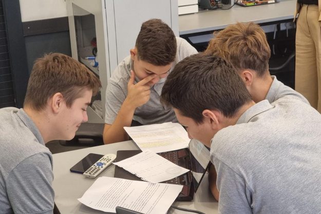 Četiri učenika posvećeno uče