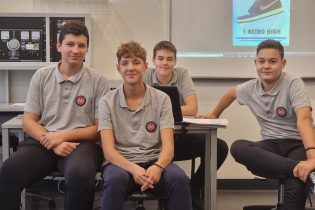 Nasmejani učenici u učionici