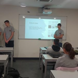 Učenici ispred table