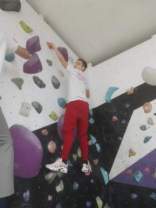 Učenik se penje na veštačku stenu