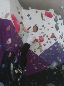 Učenik se drži za stenu jednom rukom