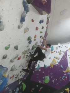 Učenik se popeo do samog vrha stene