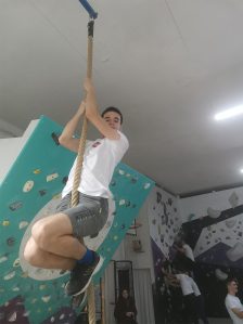 Učenik se penje na konopac