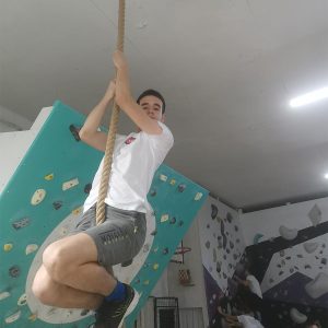 Učenik se penje na konopac