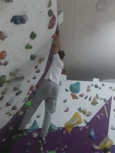 Učenik se penje na veštačku stenu