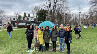 Sedam učesnika ispred globusa