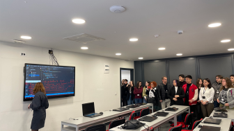 Pozdravljanje đaka i nastavnice