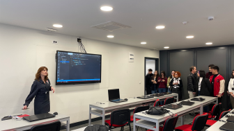 U učionici se nalaze profesorka i đaci